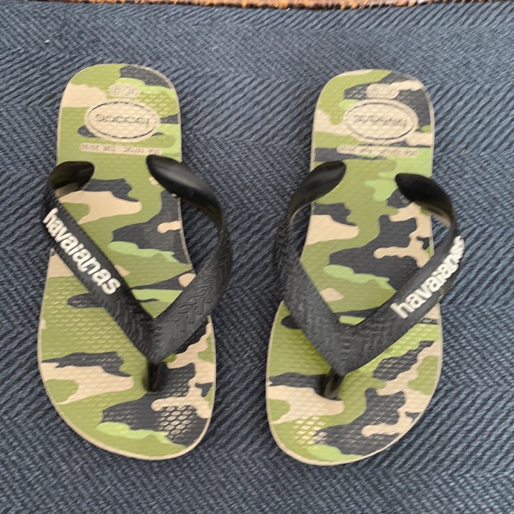 Camo Havaianas flip flops size 11/12 27/28